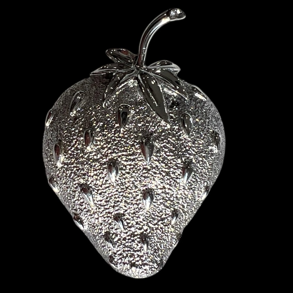 Sarah Coventry vintage brooch strawberry silvertone.